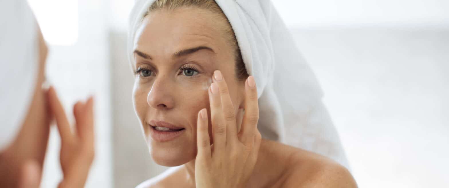 Frau pflegt ihr Gesicht