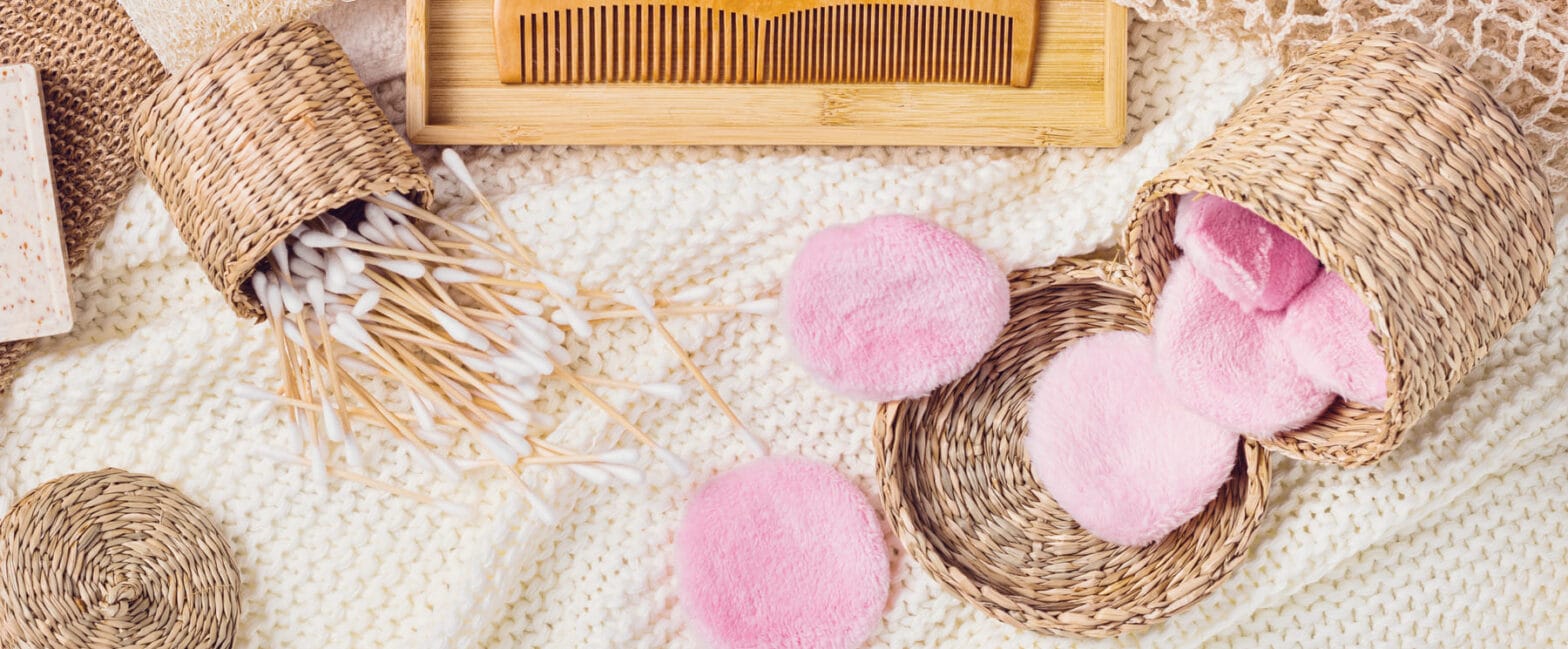 Wattepads aus Baumwolle und Badutensilien