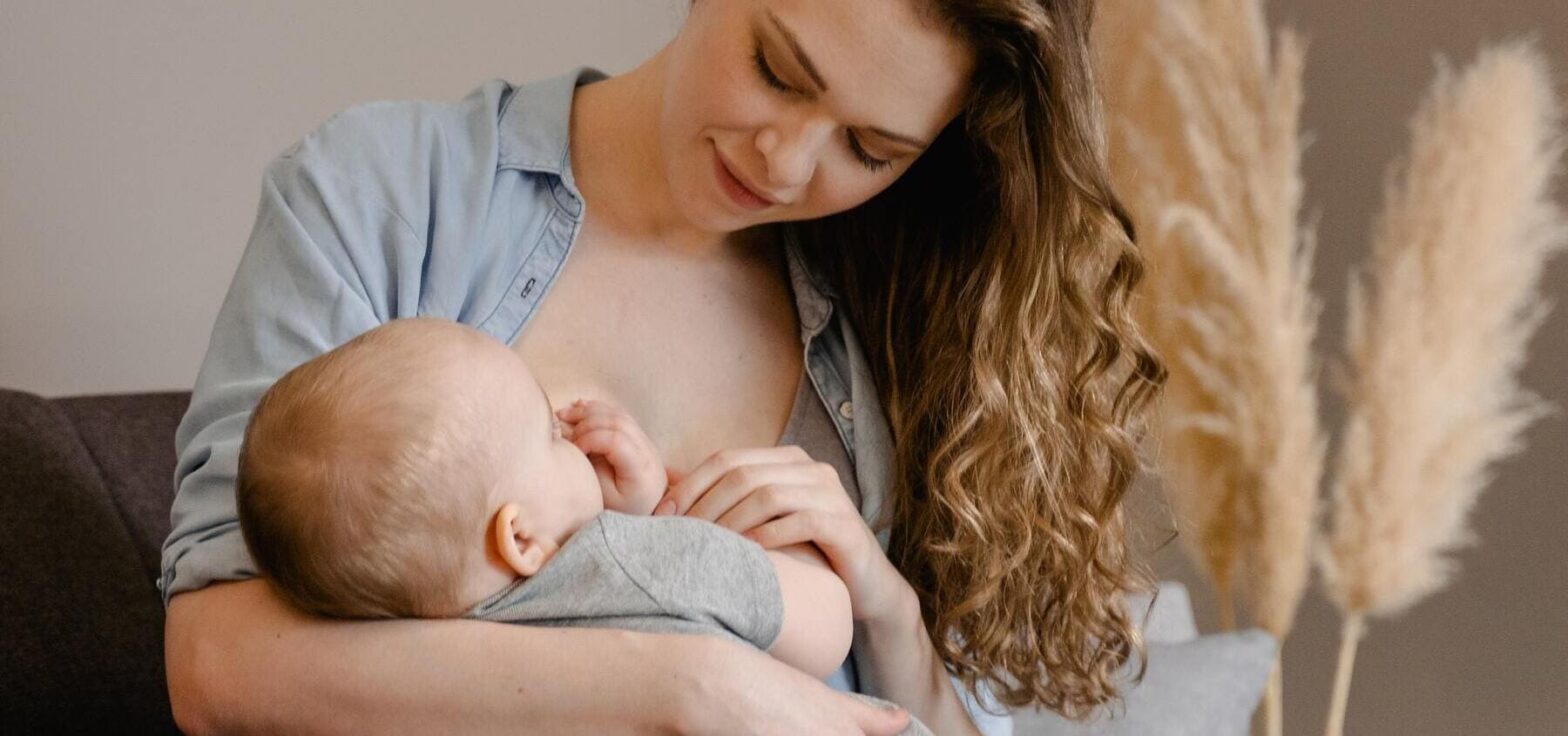 Mutter stillt ihr baby