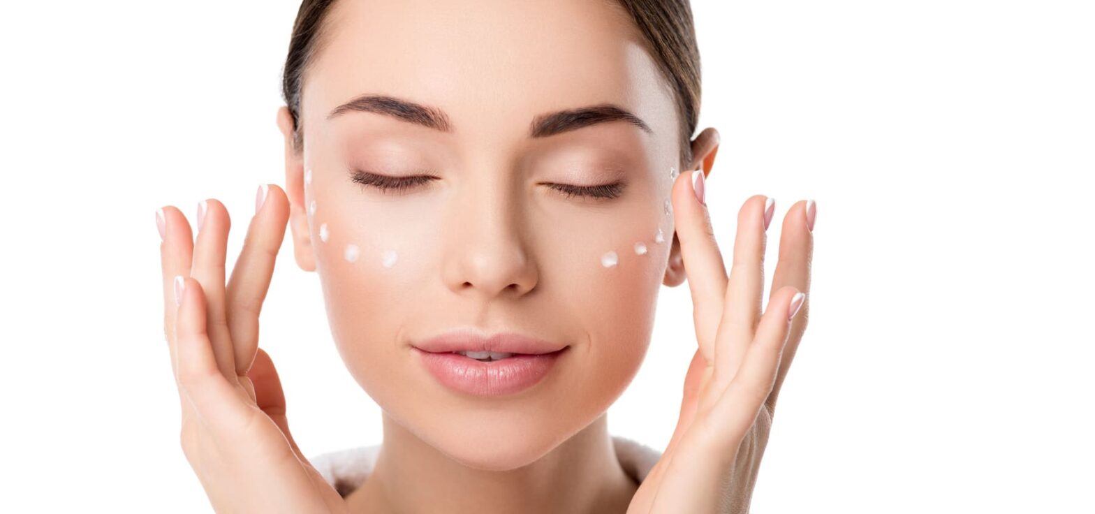 Frau mit Retinol Creme im Gesicht