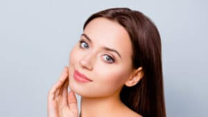 Vitamin C gegen Pigmentflecken – sorgt es wirklich für makellose Haut?