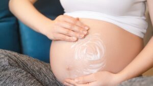 Trockene Haut in der Schwangerschaft: Woran das liegt und was jetzt hilft!
