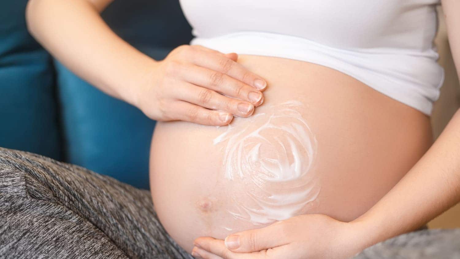 Trockene Haut in der Schwangerschaft: Woran das liegt und was jetzt hilft!