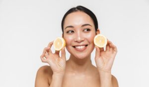 Vitamin C fürs Anti-Aging: Deshalb ist die Beauty-Waffe so effektiv gegen Falten!