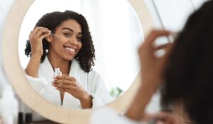 Wimpernserum in der Schwangerschaft und Stillzeit: Wie sicher ist es wirklich?