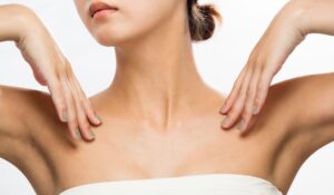 Pickel am Dekolleté? Mit diesen 7 Experten-Tipps wirst du sie endlich los!