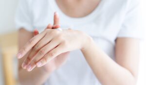 7 Gründe für plötzlich empfindliche Haut – und wie du sie jetzt richtig pflegst!