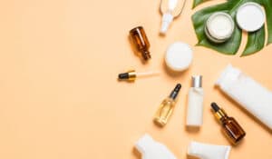 Nachhaltige Kosmetik: Ist Glas oder Plastik die umweltfreundlichere Verpackung?