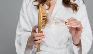 Haarausfall in der Stillzeit: Das hilft dir jetzt wirklich!