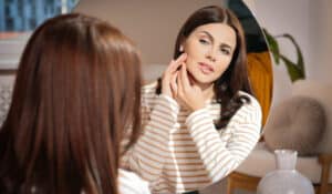 Hormonelle Hautveränderungen: So beeinflussen Hormone dein Hautbild