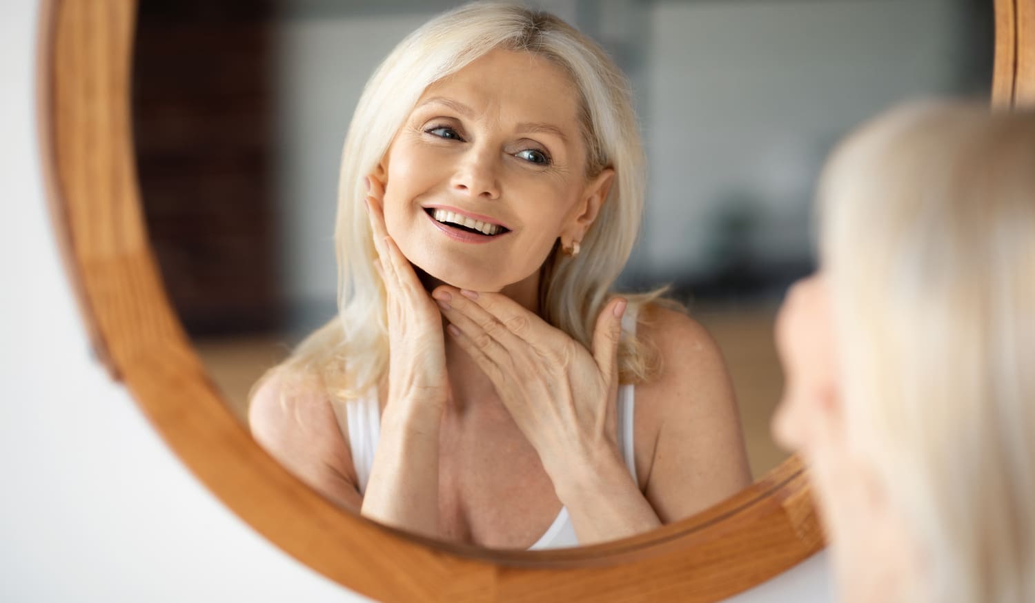 Akne in den Wechseljahren: Mit diesen Tipps pflegst du deine Haut wieder rein