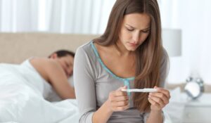 Mönchspfeffer bei Kinderwunsch: Der Guide zur Wirkung, Einnahme und Dosierung