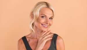 Hautpflege in den Wechseljahren: Diese Tipps und Inhaltsstoffe brauchst du wirklich