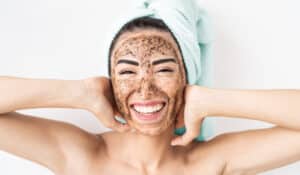 Gesichtspeeling für trockene Haut: Welches Peeling ist das richtige?