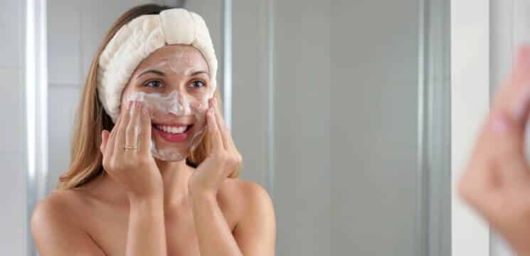 Frau benutzt enzympeeling.