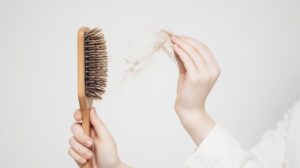 Haarausfall und Stress: Der umfassende Guide zu Ursachen, Behandlung, Hausmitteln und Symptomen