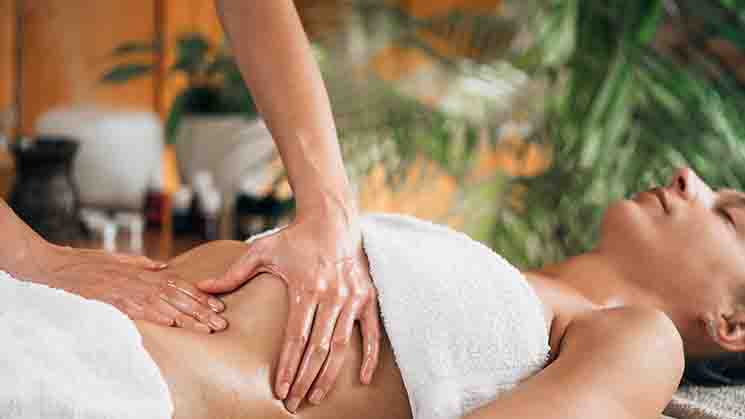 Frau bekommt eine Massage für ihre Leber.