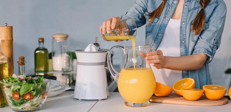 Frischer Orangensaft für eine gesunde Leber.