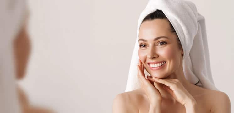 Frau in Badezimmer.