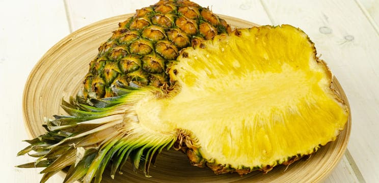 Eine frische Ananas.