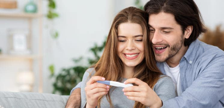 Paar mit positivem Schwangerschaftstest
