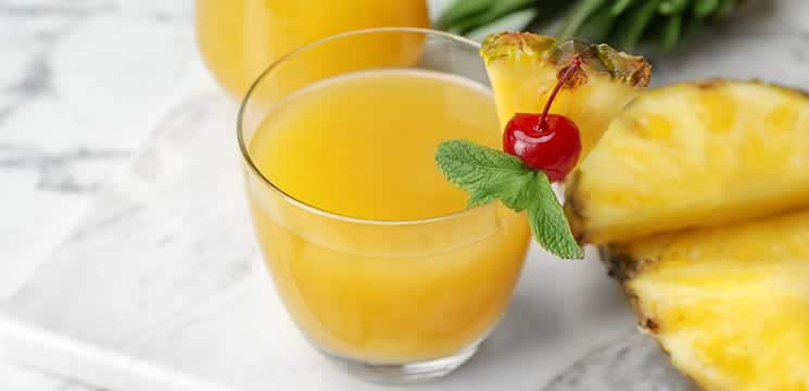 Glas mit Annanassaft.
