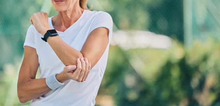 Frau mit Entzündung am Arm.